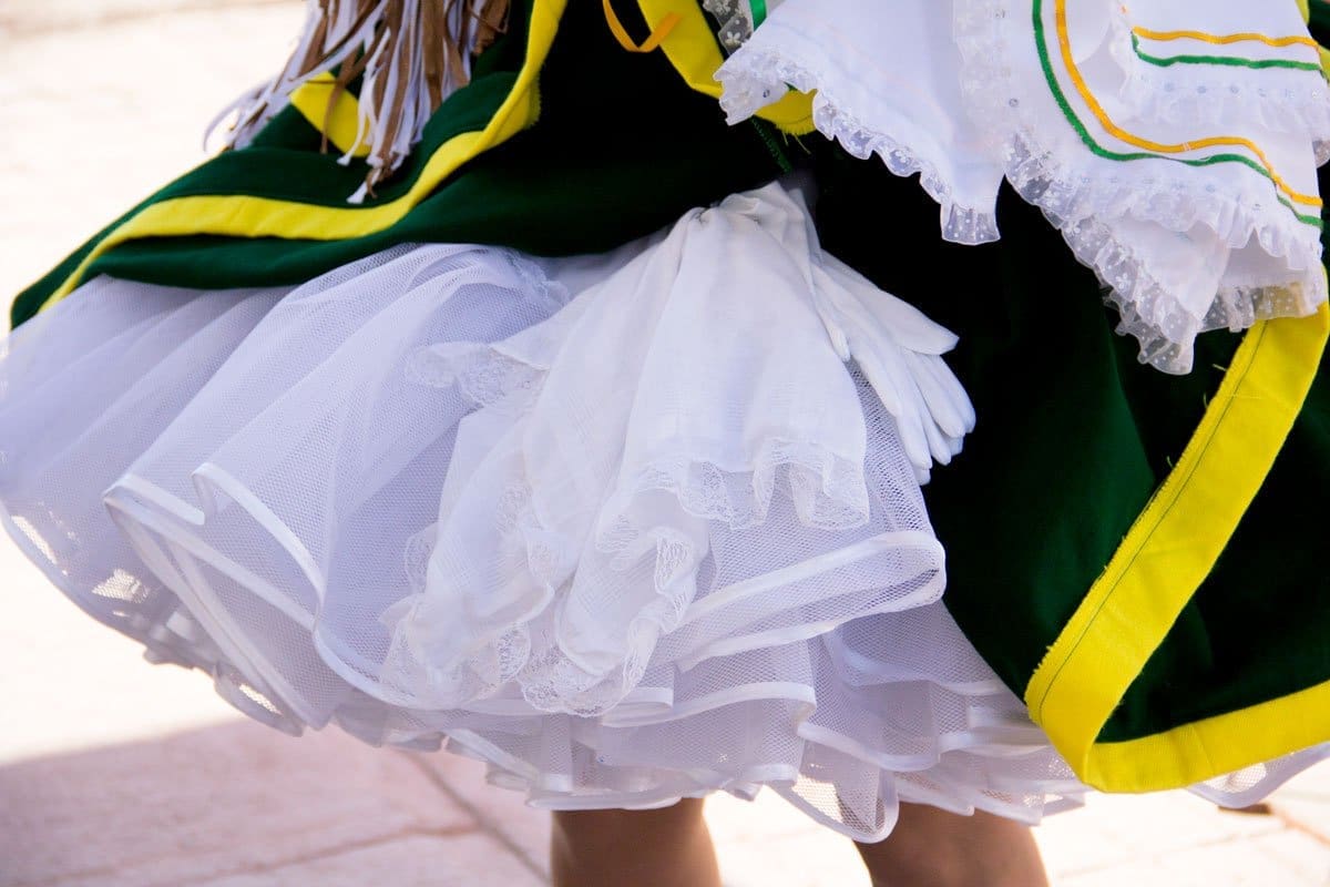 dettaglio delle sottovesti a volant in cui le donne posizionano, per mantenerne il candore, il fazzoletto ed i guanti che useranno durante la sfilata