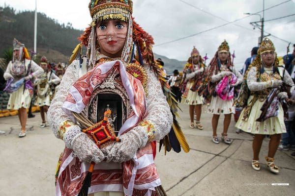 Ch'unchachas. I fondatori sostengono che questo gruppo ha avuto origine nella valle di Q'osñipata nel momento in cui gli indigeni sono arrivati a Paucartambo per venerare la Vergine